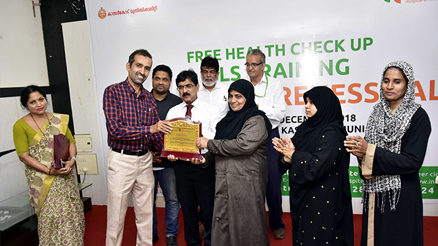 Mrs Beefathima Ibrahim - Chairperson Kasaragod Muncipality presenting memento to Dr Yusuf Kumble -MD Indiana Hospital